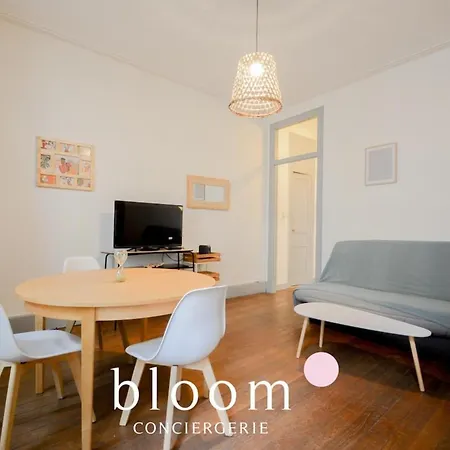 Vieille Place St Epvre Le 2 Des Dames アパート